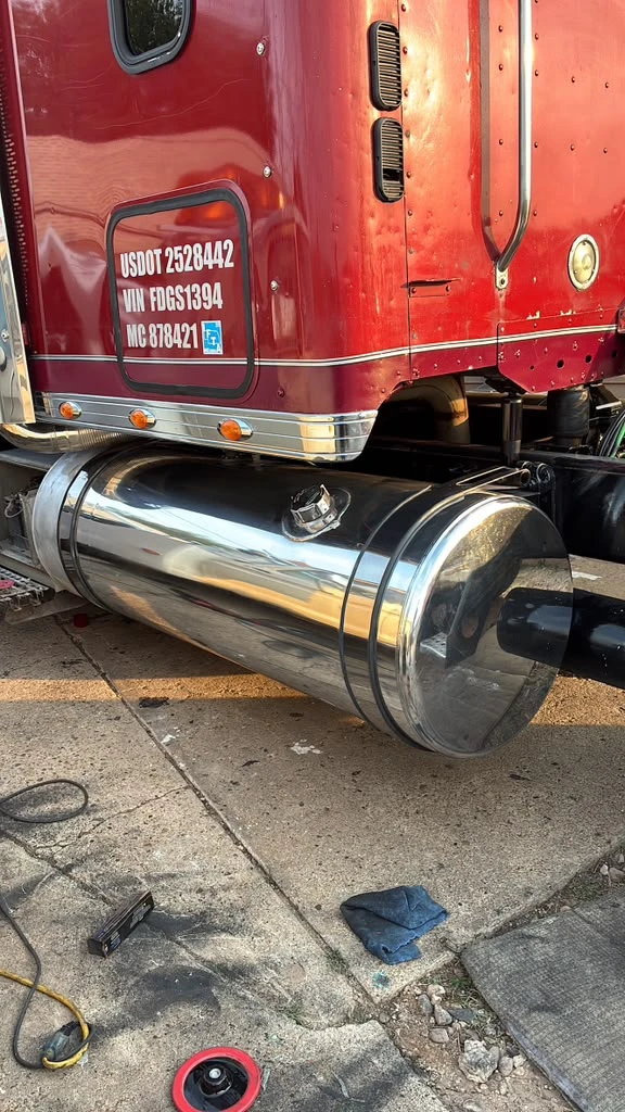 Polished aluminum fuel tank on a Peterbilt semi truck